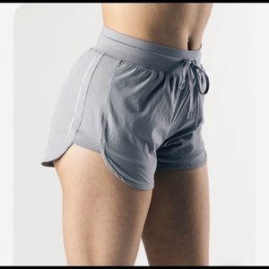 Alphalete active short- silver *new*